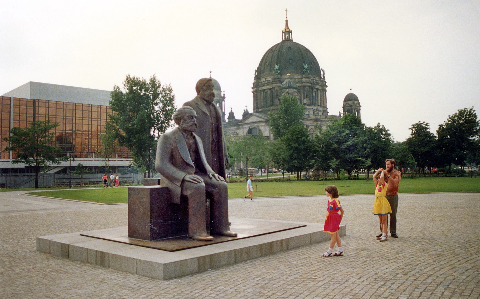 1644px Marx engels forum 1986